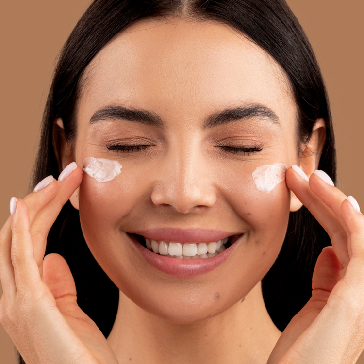 Hidratación de alto nivel con texturas ligeras y fórmulas ricas en activos como ácido hialurónico, ceramidas o extracto de bambú. Diseñadas para dejar tu piel flexible, luminosa y protegida durante todo el día.