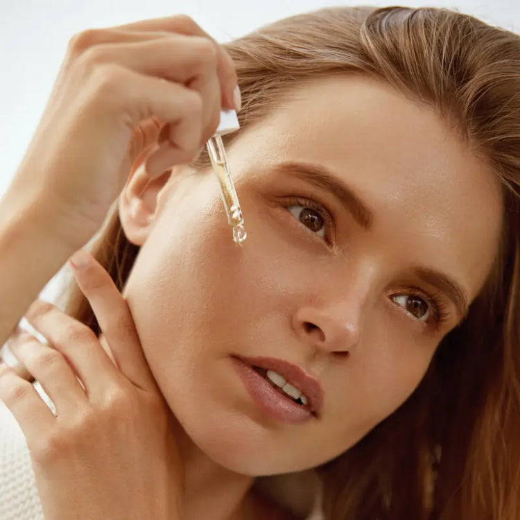 Tratamientos intensivos con fórmulas innovadoras para necesidades específicas: arrugas, manchas, acné o falta de luminosidad. La alta concentración de activos coreanos en cada gota transforma la piel visiblemente.